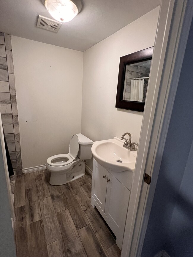 Building Photo - 725 W I Ave