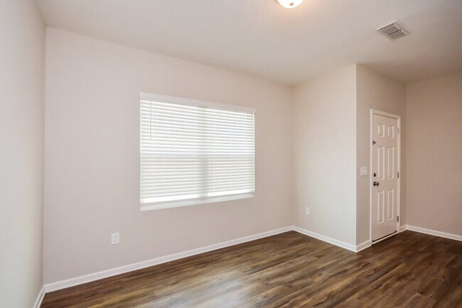 Building Photo - 3835 Place Dr