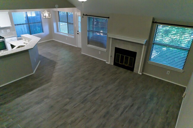 Living room with vaulted ceilings - 12905 Modena Trail