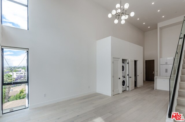 Foto del edificio - 105 N Doheny Dr