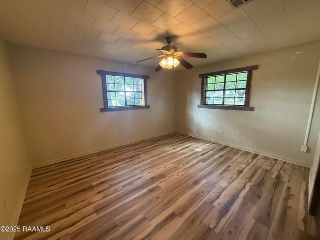 Building Photo - 417 E Broussard Rd