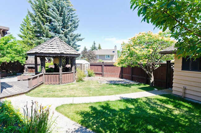 Photo du bâtiment - 740 Coach Bluff Crescent SW