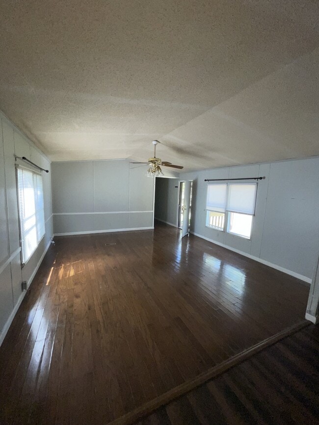 Foto del edificio - 65 Two Lynn Dr