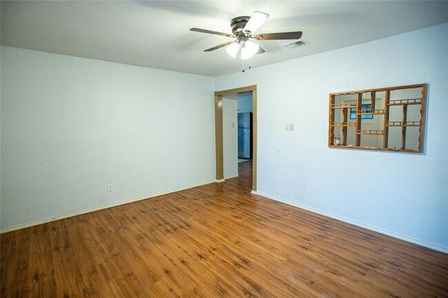 Foto del edificio - 807 E Tucker Blvd