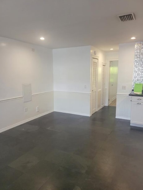 Building Photo - 815 Middle River Dr
