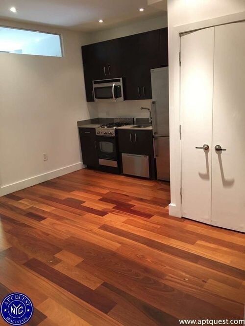 Foto del edificio - 317 E 10th St