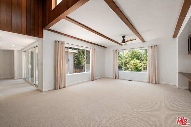Foto del edificio - 1528 Rising Glen Rd