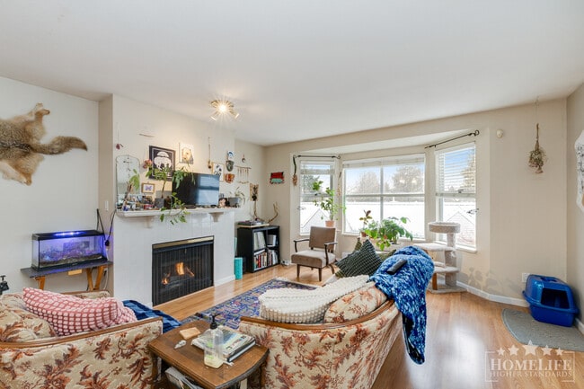 Building Photo - Never-before seen massive 2 bed 2 bath condo in the heart of Surrey Central!