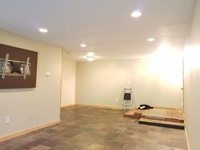 Foto del edificio - Extremely Well Maintained Second Level Condo ready for you to call home!