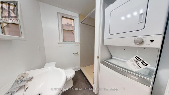 Building Photo - 1065 Bathurst St