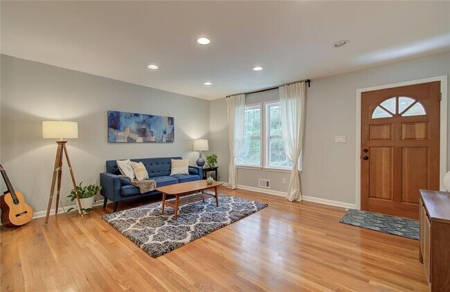 Building Photo - 2043 Arlington Ave NE