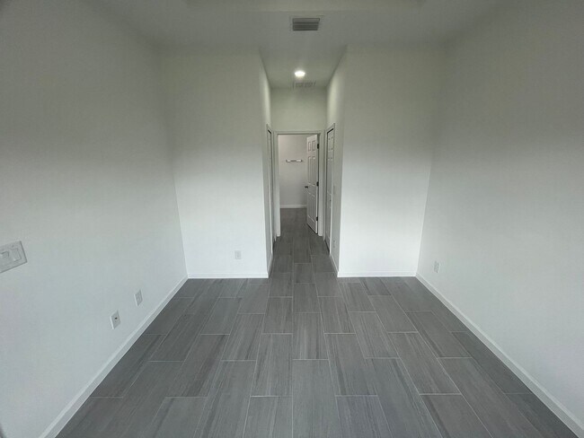 Foto del edificio - MOVE IN READY & BRAND NEW! Spacious 4 BD/ 2BA/ 2 Car Garage in Lehigh Acres