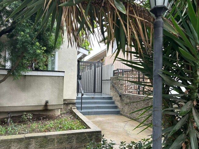 Vista de calle frontal lado izquierdo - 1328 9th St