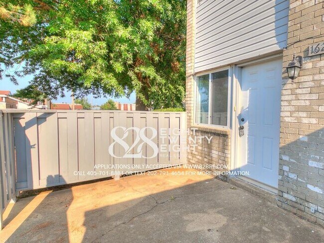 Foto del edificio - *AVAILABLE NOW!* Spacious 3 Bed/2.5 Bath Condo in East Norman!