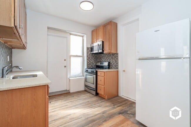 Building Photo - 3 bedroom in BROOKLYN NY 11218