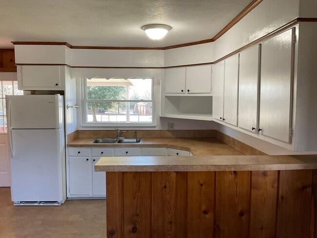 Building Photo - 1804 Country Club Rd