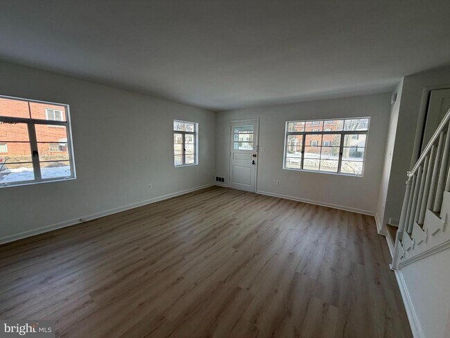 Foto del edificio - 1304 S Walter Reed Dr