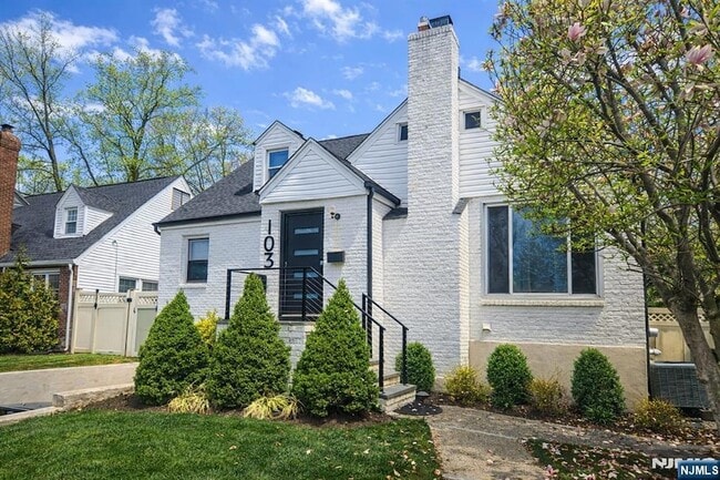 Photo - 103 E Cedar Ln House