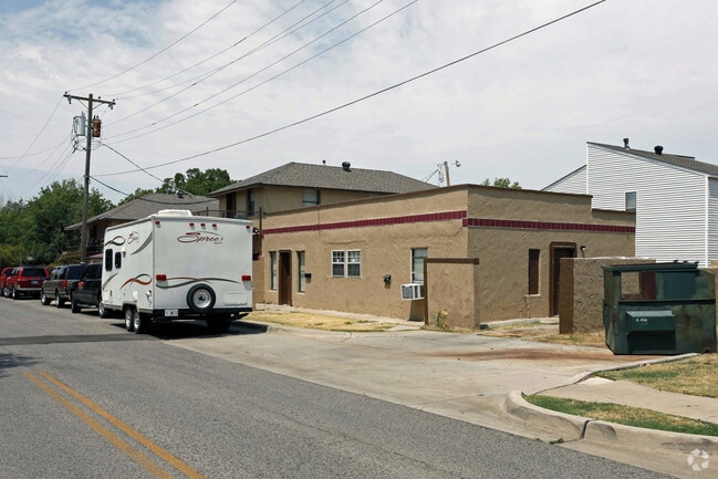 Building Photo - 901-911 E Brooks St