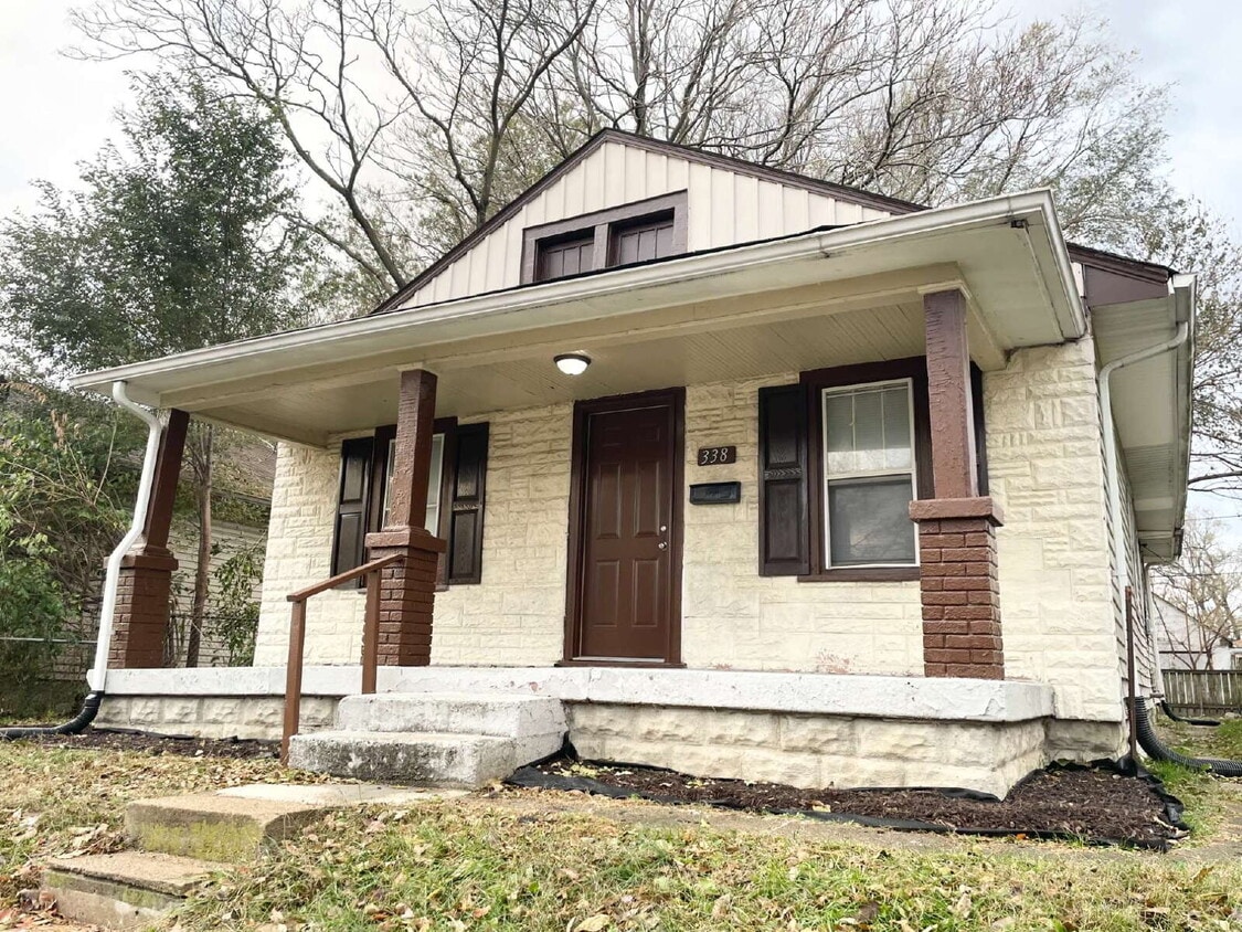 Foto principal - 4 Bedroom Home with covered front porch