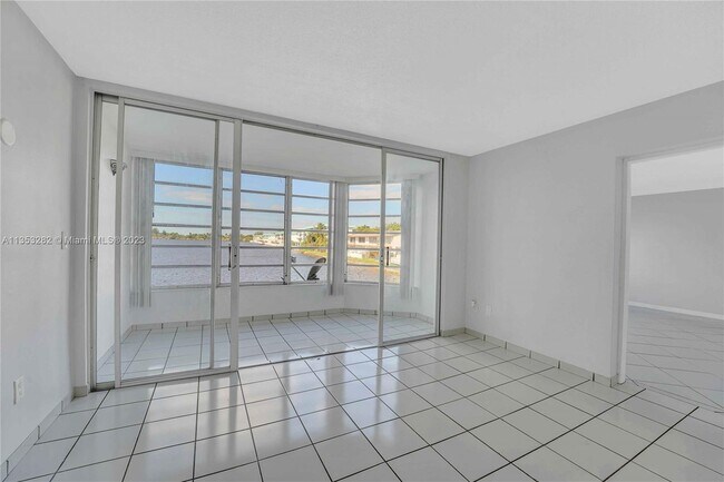 Foto del edificio - 1300 NE 191st St