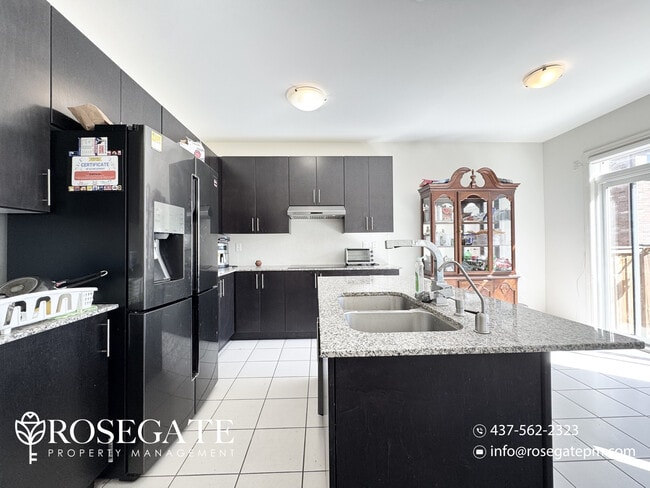 Photo du bâtiment - Modern 4-Bedroom Main Unit in a Family-Fri...