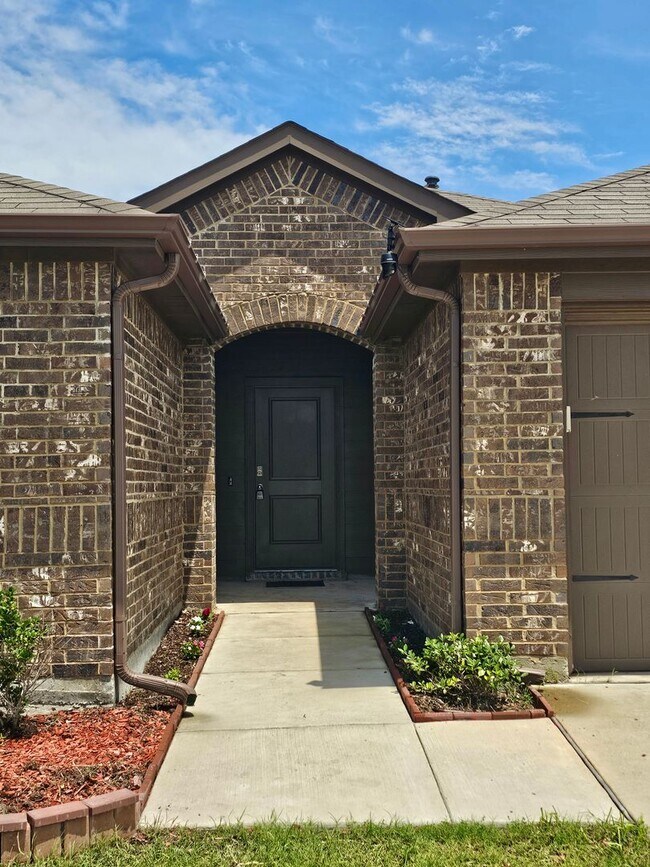 Building Photo - Stunning Home with BONUS Appliances and Co...