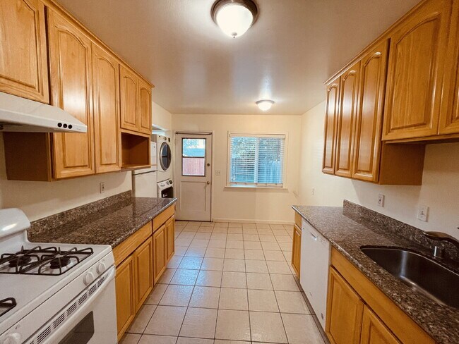 Foto del edificio - Peaceful 2-Bedroom Duplex with Private Yard & Bonus Studio Shed (San Jose)