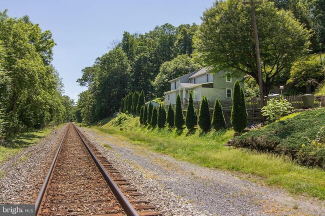 Foto del edificio - 2 Railroad Ave
