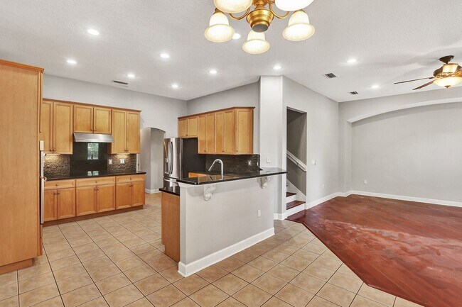 Building Photo - 5 bedroom/ 4 bathroom home in the heart of...