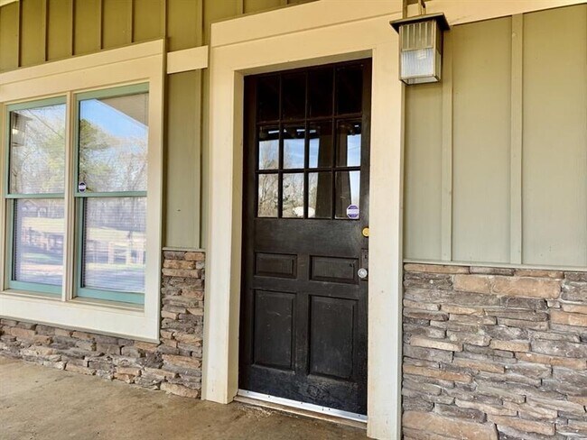 Building Photo - 5716 S River Rd