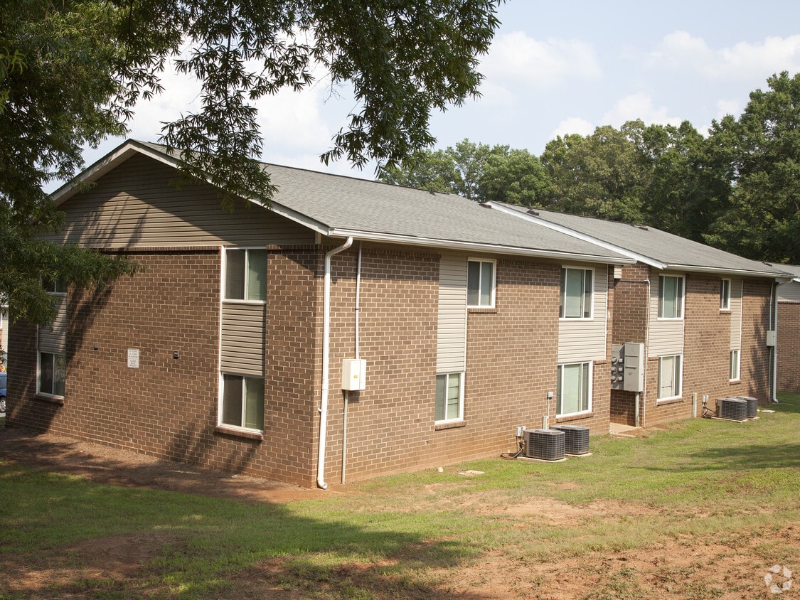 Exterior - Brownstone Commons Apartments