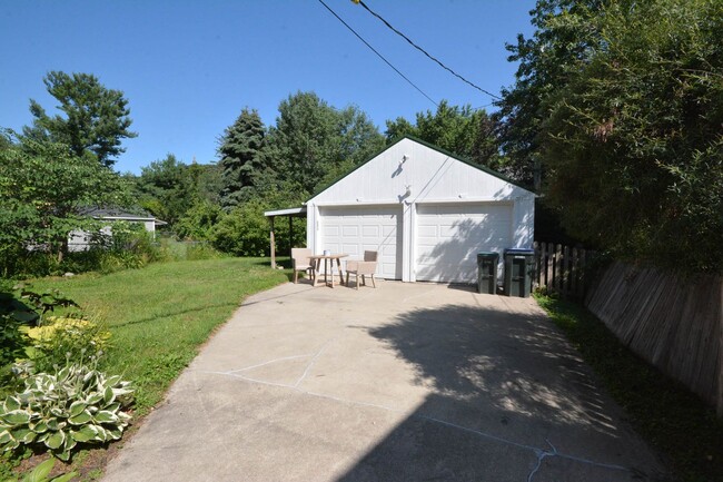 Building Photo - 3 bed, 2 bath home just 5 minutes from dow...