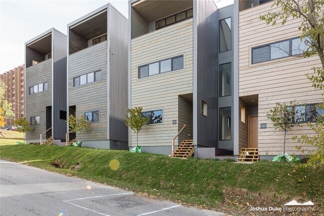 Building Photo - 523 W Meadow St