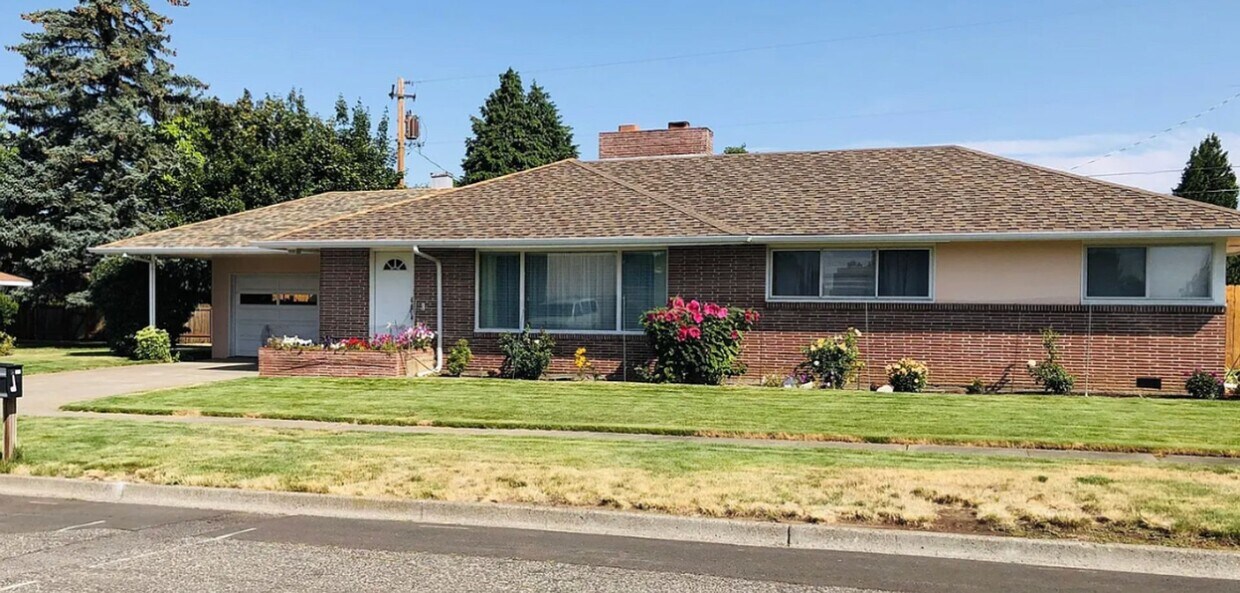Primary Photo - Beautiful Ranch style 3 bed/2 bath home - ...