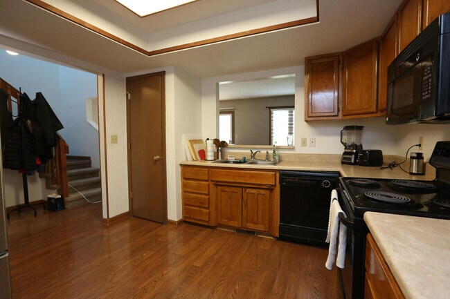 Building Photo - 483 Foxfire Dr