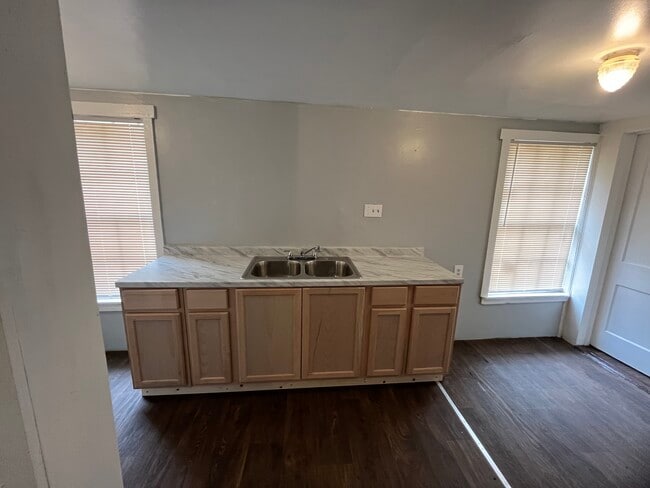 Building Photo - 271 E Lambert St