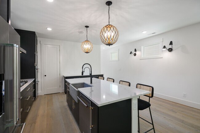 Foto del edificio - 4-bedroom, 4-bathroom Custom Home in Durha...