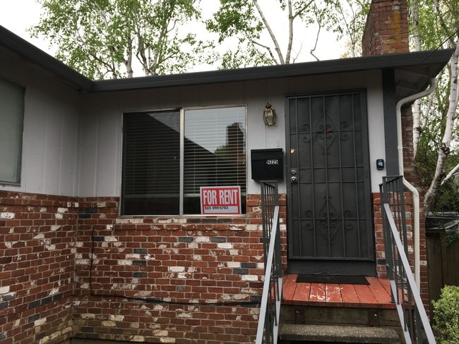 Puerta principal - 4225 SE 15th Ave