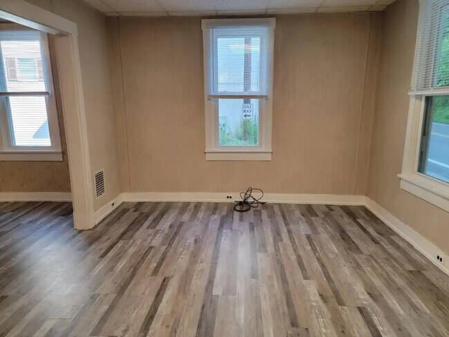 Foto del edificio - 390 N Clay Rd