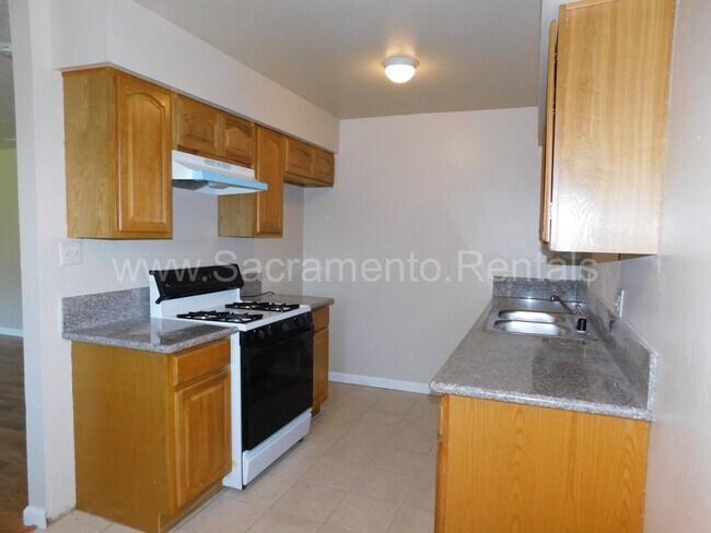 Foto del edificio - Updated 2bd/1ba Roseville Duplex near Oakm...