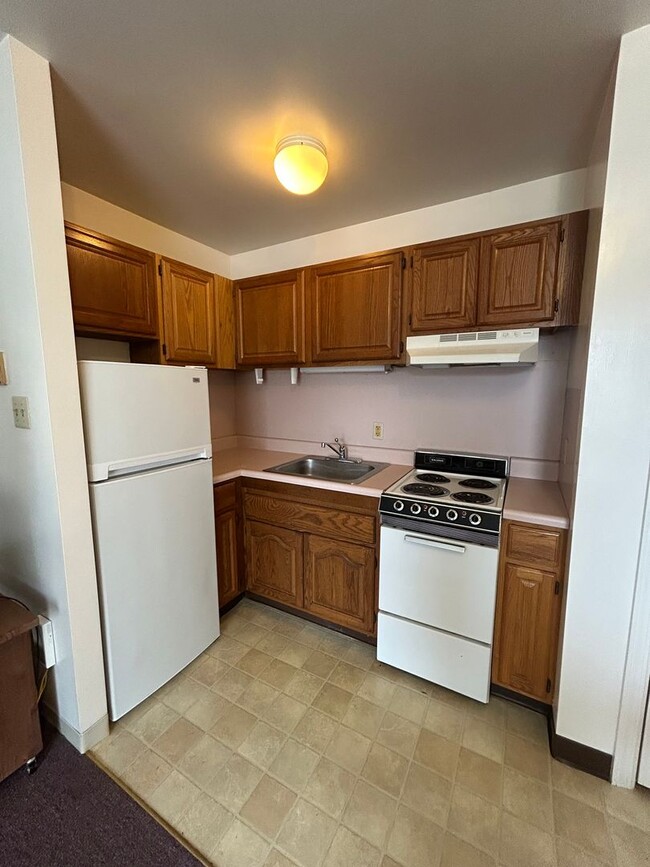Building Photo - Studio Apartment on W. Cherry Lane