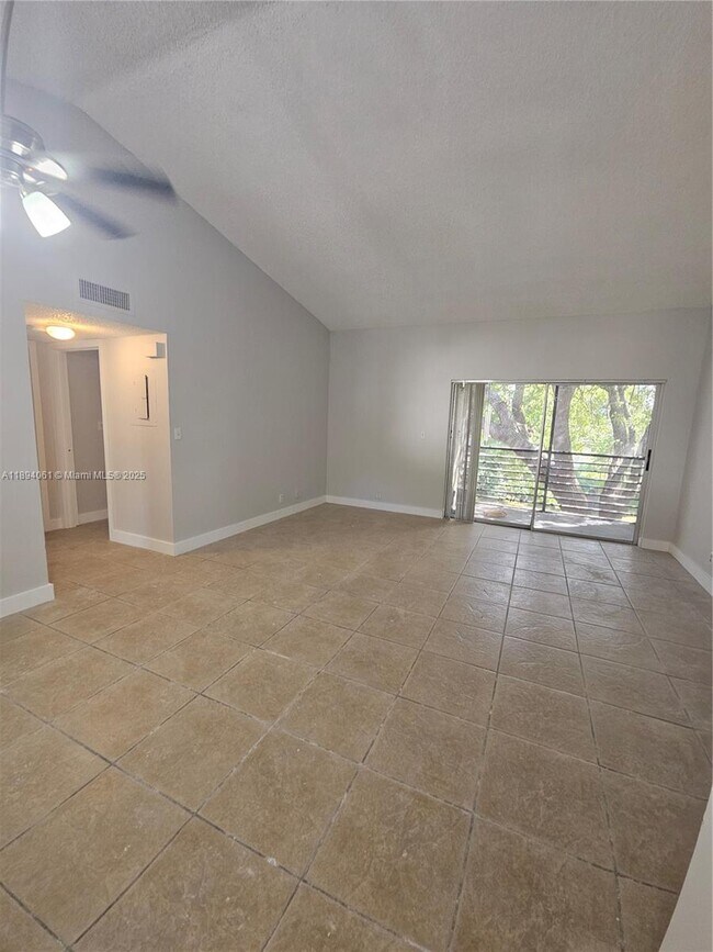 Foto del edificio - 713 Gardens Dr