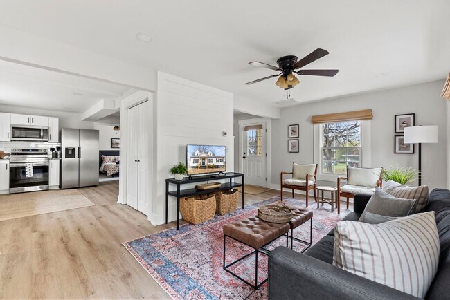 Foto del edificio - FULLY FURNISHED!