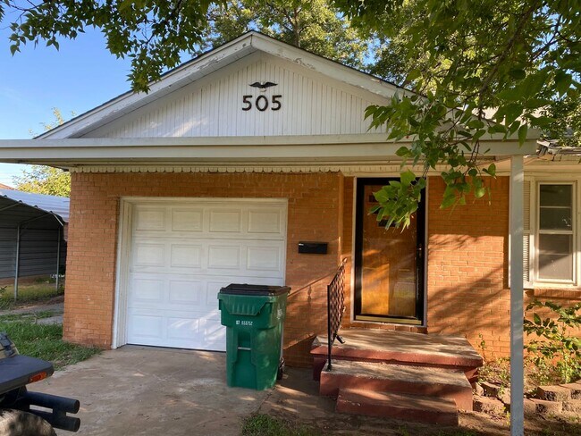 Building Photo - 2 bed 1 1/2 bath