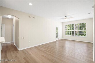 Building Photo - 10550 Baymeadows Rd