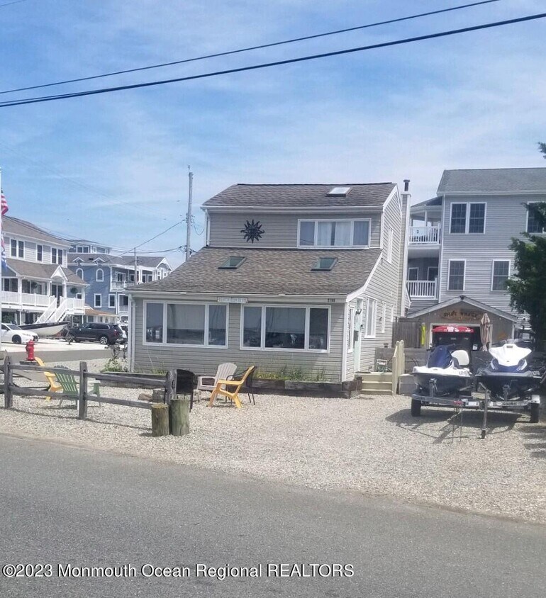 Primary Photo - 2100 S Bayview Ave