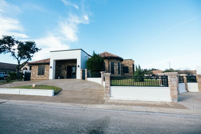 Foto del edificio - 302 Lake Clark Ct
