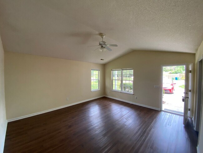 Building Photo - 3 Bedroom, 2 Bath House Available June 1st