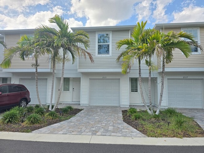 Beautiful 2 bed/ 2 bath Townhome w/ Balcony, Garage & Community Pool - Beautiful 2 bed/ 2 bath Townhome w/ Balcony, Garage & Community Pool